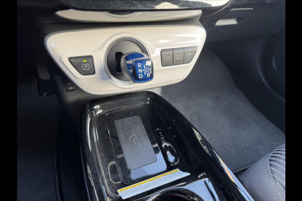 Toyota Prius 1.8 Plug-in Executive | Navigatie | Camera | DAB | Lichtmetalen Velgen |