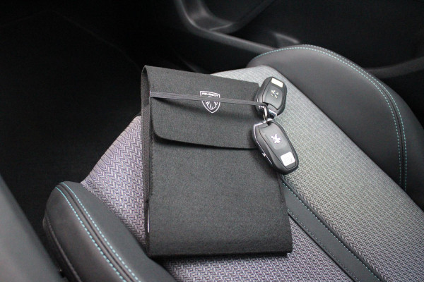 Peugeot 3008 1.6 HYbrid 180PK ALLURE PACK BUSINESS | STOEL VERWARMING | APPLE CARPLAY/ANDROID AUTO | NAVIGATIE | ACHTERUITRIJ CAMERA | KEYLESS ENTRY/START | LICHTMETALEN VELGEN 18" | DAB+ RADIO | LED KOPLAMPEN | CRUISE CONTROL | CLIMATE CONTROL |