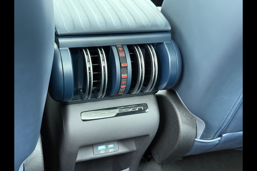 BYD ATTO 3 Comfort 60kWh Pano-dak Leer+Elektr.Verst. Warmtepomp Adaptieve Cruise 360°Camera Apple Carplay Android Auto Elektr.Achterklep De Verkeersbord detectie WiFi DAB Led Rijstrooksensor Keyless Smartphone Entry S.O.H. 96% Fabrieksgarantie tot 20-12-2028/150.000km Garantie op de LFP Accu tot 12-12-2030/200.000km €44.000,- Nieuw!