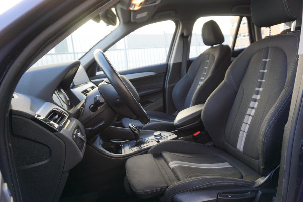 BMW X1 sDrive20i Executive Edition/Head-Up/Sportstoelen/ LED/Trekhaak.