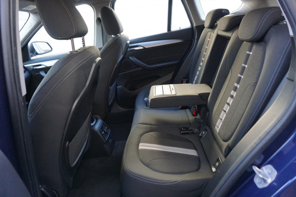 BMW X1 sDrive20i Executive Edition/Head-Up/Sportstoelen/ LED/Trekhaak.