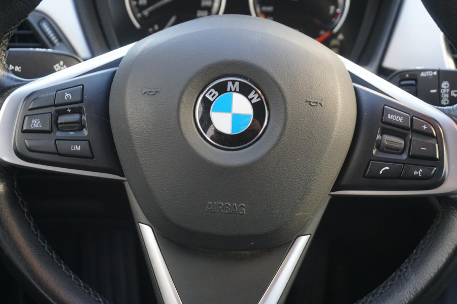 BMW X1 sDrive20i Executive Edition/Head-Up/Sportstoelen/ LED/Trekhaak.