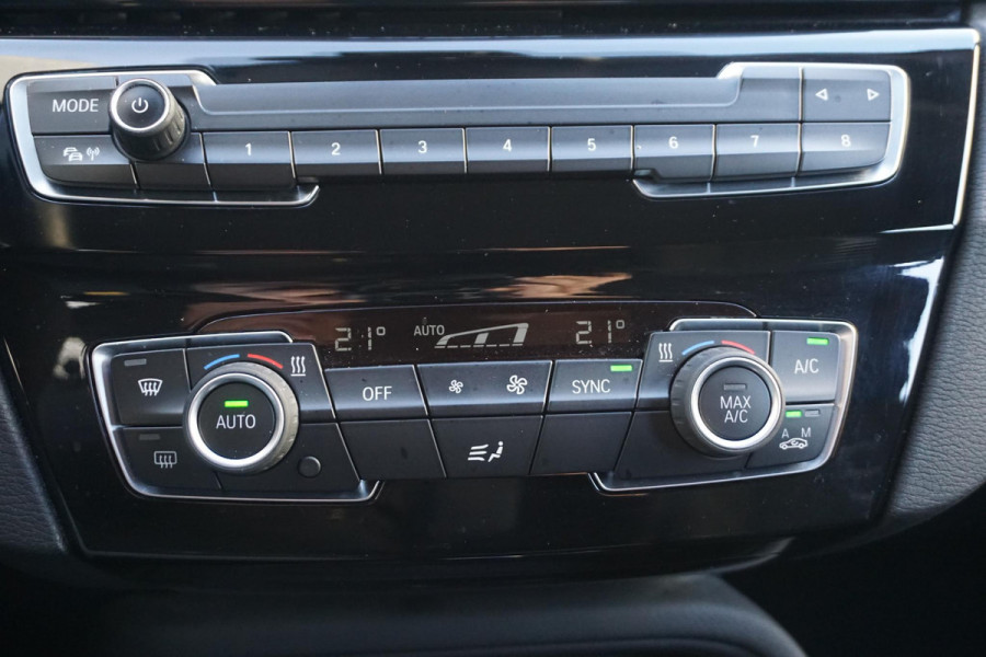 BMW X1 sDrive20i Executive Edition/Head-Up/Sportstoelen/ LED/Trekhaak.