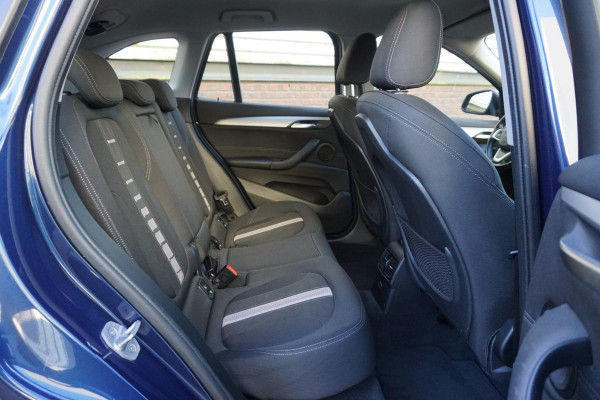 BMW X1 sDrive20i Executive Edition/Head-Up/Sportstoelen/ LED/Trekhaak.