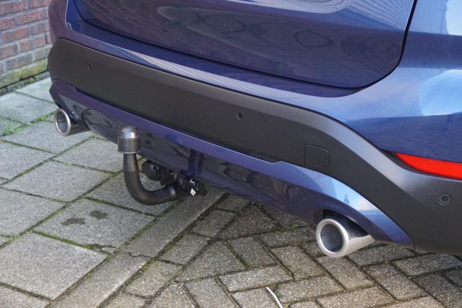 BMW X1 sDrive20i Executive Edition/Head-Up/Sportstoelen/ LED/Trekhaak.
