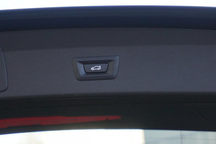 BMW X1 sDrive20i Executive Edition/Head-Up/Sportstoelen/ LED/Trekhaak.