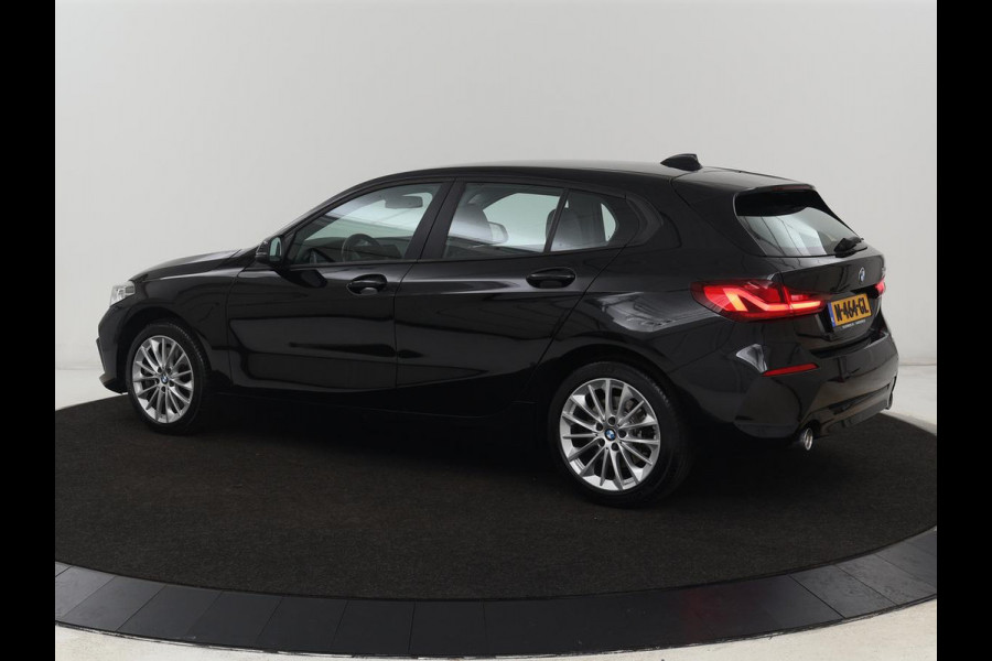 BMW 1-serie 120i Business Edition Plus | Leder | Sportstoelen | Carplay | Stoelverwarming | Live Cockpit | Parkeerhulp | Climate control | Bluetooth | Cruise control