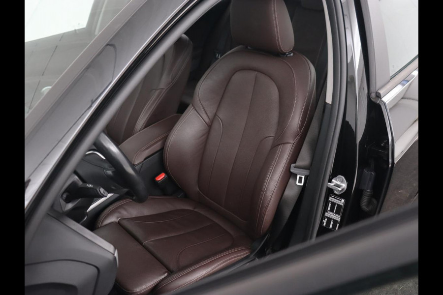 BMW 1-serie 120i Business Edition Plus | Leder | Sportstoelen | Carplay | Stoelverwarming | Live Cockpit | Parkeerhulp | Climate control | Bluetooth | Cruise control