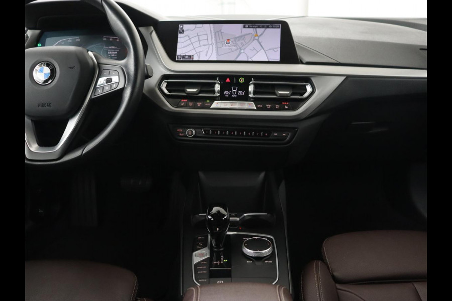 BMW 1-serie 120i Business Edition Plus | Leder | Sportstoelen | Carplay | Stoelverwarming | Live Cockpit | Parkeerhulp | Climate control | Bluetooth | Cruise control