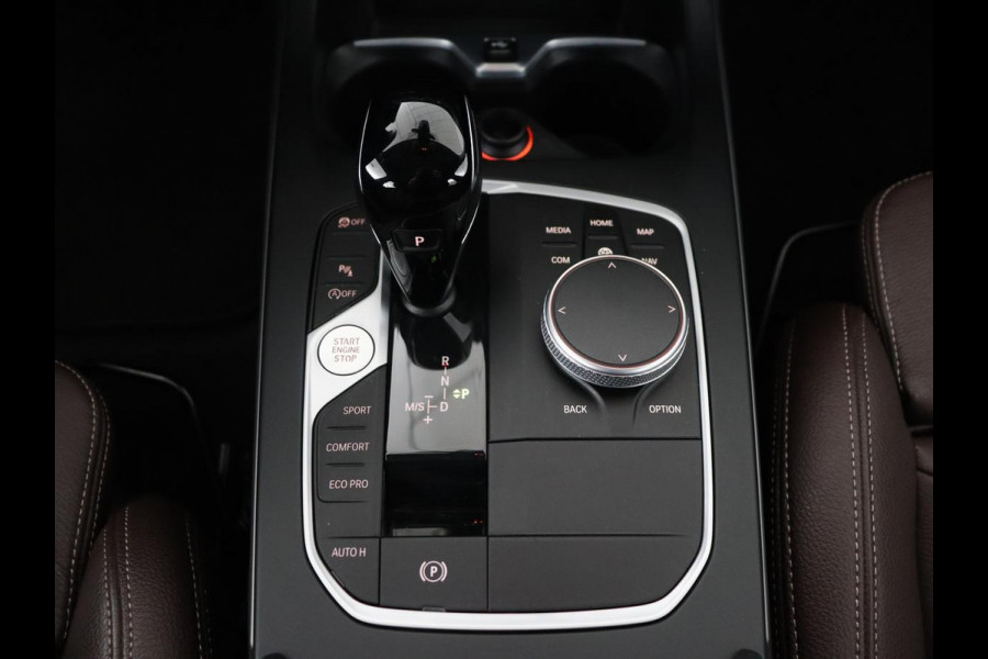 BMW 1-serie 120i Business Edition Plus | Leder | Sportstoelen | Carplay | Stoelverwarming | Live Cockpit | Parkeerhulp | Climate control | Bluetooth | Cruise control