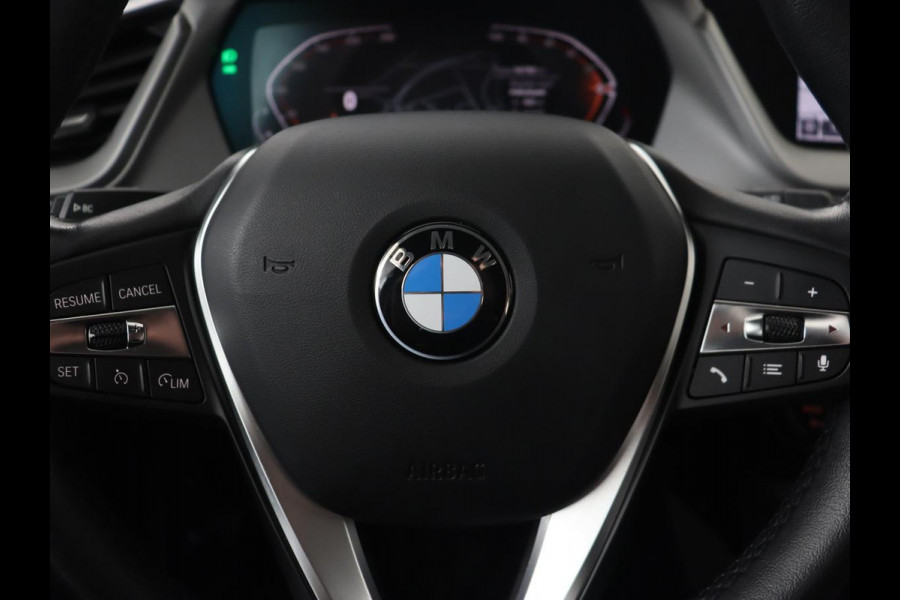 BMW 1-serie 120i Business Edition Plus | Leder | Sportstoelen | Carplay | Stoelverwarming | Live Cockpit | Parkeerhulp | Climate control | Bluetooth | Cruise control