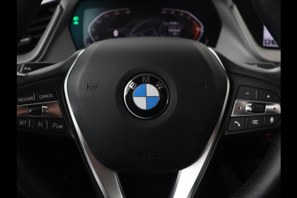 BMW 1-serie 120i Business Edition Plus | Leder | Sportstoelen | Carplay | Stoelverwarming | Live Cockpit | Parkeerhulp | Climate control | Bluetooth | Cruise control