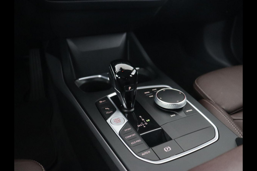 BMW 1-serie 120i Business Edition Plus | Leder | Sportstoelen | Carplay | Stoelverwarming | Live Cockpit | Parkeerhulp | Climate control | Bluetooth | Cruise control
