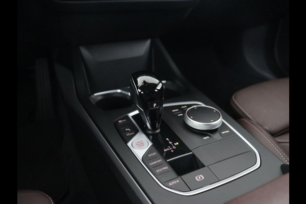 BMW 1-serie 120i Business Edition Plus | Leder | Sportstoelen | Carplay | Stoelverwarming | Live Cockpit | Parkeerhulp | Climate control | Bluetooth | Cruise control