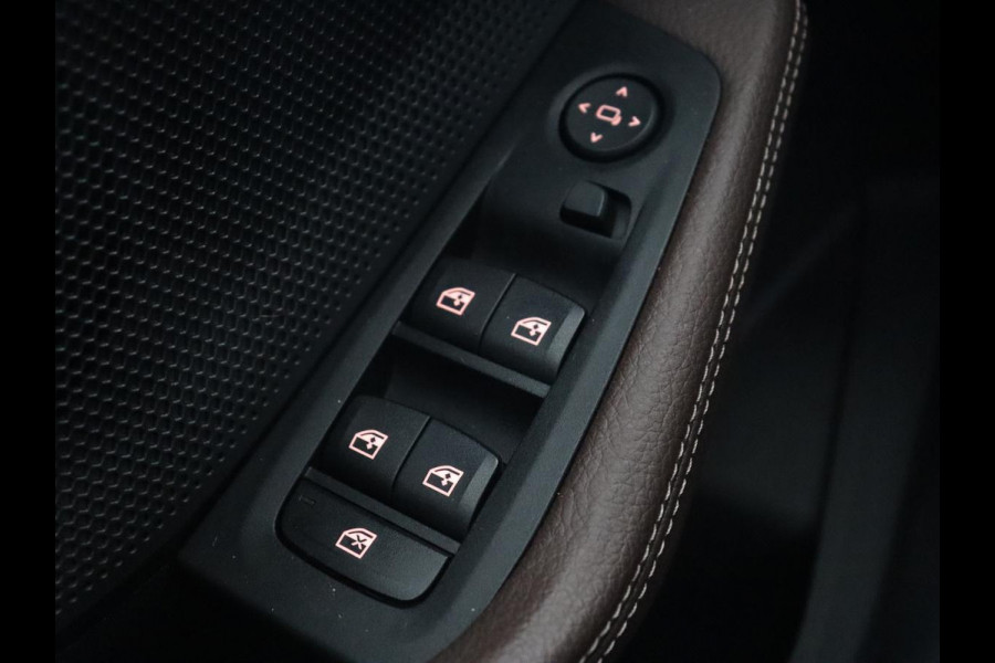 BMW 1-serie 120i Business Edition Plus | Leder | Sportstoelen | Carplay | Stoelverwarming | Live Cockpit | Parkeerhulp | Climate control | Bluetooth | Cruise control