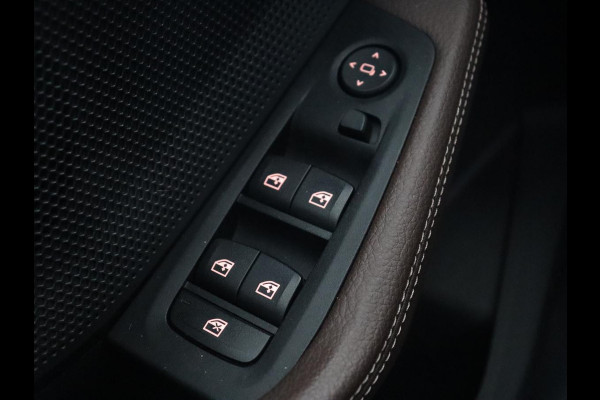 BMW 1-serie 120i Business Edition Plus | Leder | Sportstoelen | Carplay | Stoelverwarming | Live Cockpit | Parkeerhulp | Climate control | Bluetooth | Cruise control