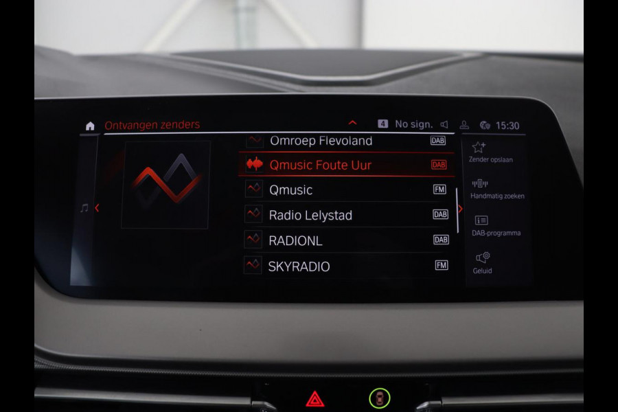 BMW 1-serie 120i Business Edition Plus | Leder | Sportstoelen | Carplay | Stoelverwarming | Live Cockpit | Parkeerhulp | Climate control | Bluetooth | Cruise control