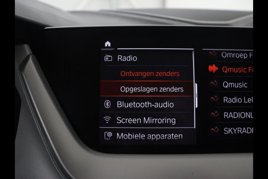 BMW 1-serie 120i Business Edition Plus | Leder | Sportstoelen | Carplay | Stoelverwarming | Live Cockpit | Parkeerhulp | Climate control | Bluetooth | Cruise control