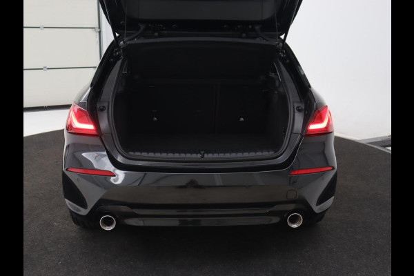 BMW 1-serie 120i Business Edition Plus | Leder | Sportstoelen | Carplay | Stoelverwarming | Live Cockpit | Parkeerhulp | Climate control | Bluetooth | Cruise control