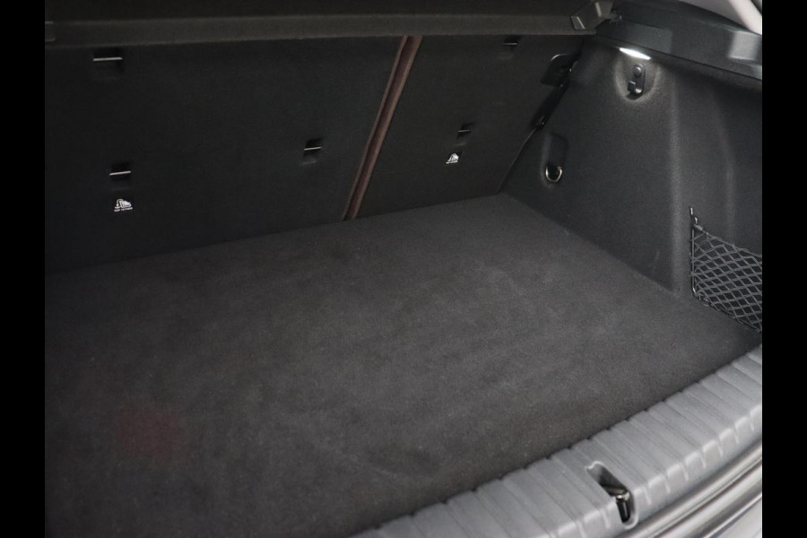 BMW 1-serie 120i Business Edition Plus | Leder | Sportstoelen | Carplay | Stoelverwarming | Live Cockpit | Parkeerhulp | Climate control | Bluetooth | Cruise control