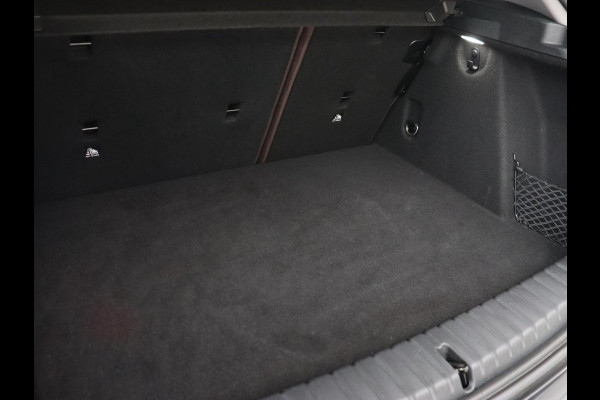 BMW 1-serie 120i Business Edition Plus | Leder | Sportstoelen | Carplay | Stoelverwarming | Live Cockpit | Parkeerhulp | Climate control | Bluetooth | Cruise control
