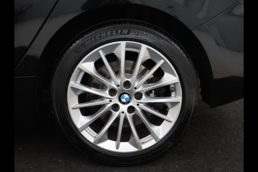 BMW 1-serie 120i Business Edition Plus | Leder | Sportstoelen | Carplay | Stoelverwarming | Live Cockpit | Parkeerhulp | Climate control | Bluetooth | Cruise control