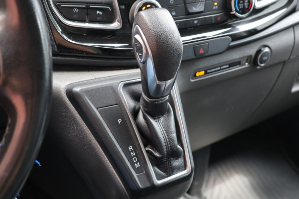 Ford Transit Custom 310 2.0 TDCI Sport DC 170 PK | Navigatie | Camera | CarPlay | Blind Spot | Alarm Klasse 3 | Rijstrooksensor | Trekhaak | L+R Schuifdeur | Maxton spoilerkit | Dubbel cabine | NAP Logisch | NL Auto | Nieuwe APK