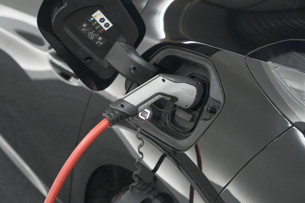 Peugeot e-208 EV Allure 50 kWh | 3 Fase Laadfunctie | Parkeersensoren | Apple Carplay