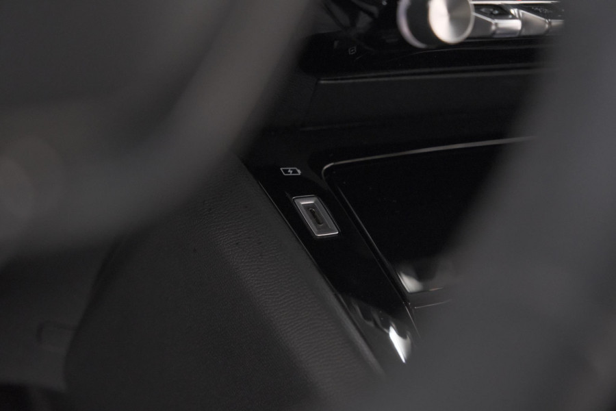 Peugeot e-208 EV Allure 50 kWh | 3 Fase Laadfunctie | Parkeersensoren | Apple Carplay