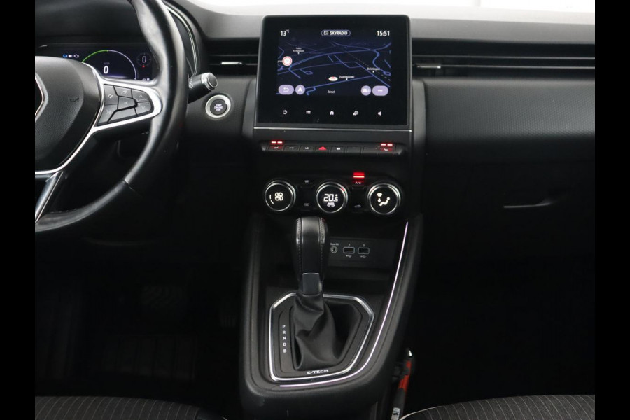 Renault Clio 1.6 E-Tech Hybrid 140 Intens | Stoelverwarming | Camera | Carplay | Stuurverwarming | Half leder | Full LED | Navigatie | Climate control | Cruise control | Parkeerhulp