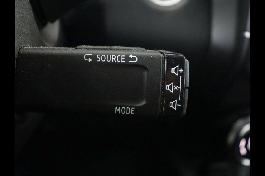 Renault Clio 1.6 E-Tech Hybrid 140 Intens | Stoelverwarming | Camera | Carplay | Stuurverwarming | Half leder | Full LED | Navigatie | Climate control | Cruise control | Parkeerhulp