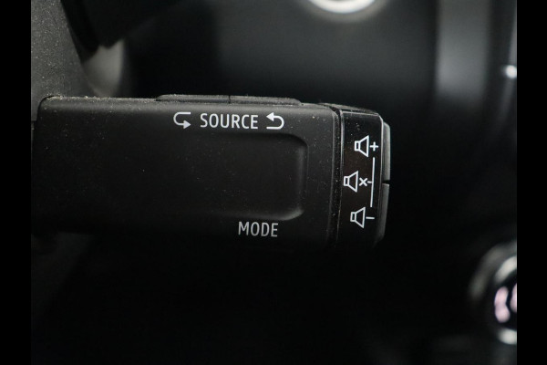 Renault Clio 1.6 E-Tech Hybrid 140 Intens | Stoelverwarming | Camera | Carplay | Stuurverwarming | Half leder | Full LED | Navigatie | Climate control | Cruise control | Parkeerhulp