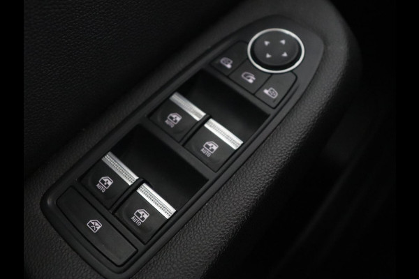 Renault Clio 1.6 E-Tech Hybrid 140 Intens | Stoelverwarming | Camera | Carplay | Stuurverwarming | Half leder | Full LED | Navigatie | Climate control | Cruise control | Parkeerhulp