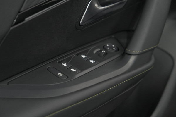Peugeot 2008 PureTech 130 EAT8 GT | Camera | Parkeersensoren | Apple Carplay