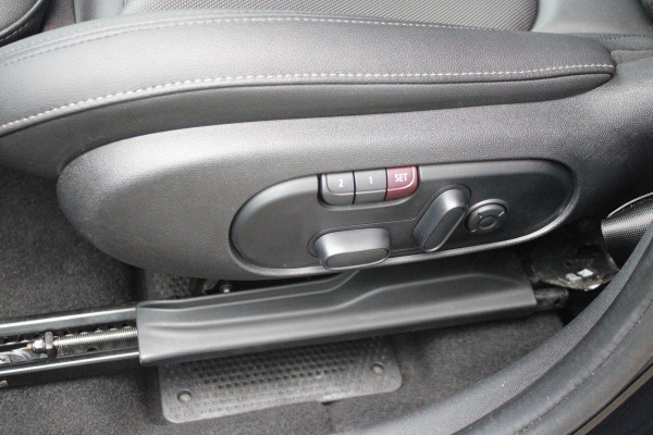 MINI Countryman 2.0 Cooper S E 220PK ALL4 CHILI | UNION JACK ACHTERLICHTEN | LEDEREN BEKLEDING | ELEKTRISCH BEDIENBARE VOORSTOELEN MET GEHEUGENFUNSCTIE OP DE BESTUURDERSSTOEL | STOEL/VOORRUIT VERWARMING | FULL LED KOPLAMPEN | DRAADLOZE APPLE CARPLAY/ANDROID AUTO | DRAADLOZE TELEFOONLADER | NAVIGATIE | EXTRA GETINTE ACHTERRUITEN | ZWART DAK | 18" LICHTMETALEN VELGEN BLACK 10 SPAAKS | ACHTERUITRIJ CAMERA | PARKEERSENSOREN VOOR EN ACHTER | CLIMATE CONTROL | KEYLESS ENTRY/START | HUD (HEAD UP DISPLAY) | ADAPTIVE CRUISE CONTROL | DAB+ RADIO | DONKERE HEMEL BEKLEDING |