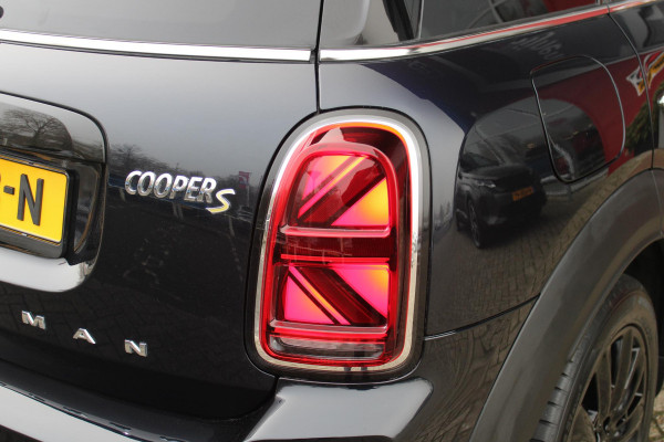 MINI Countryman 2.0 Cooper S E 220PK ALL4 CHILI | UNION JACK ACHTERLICHTEN | LEDEREN BEKLEDING | ELEKTRISCH BEDIENBARE VOORSTOELEN MET GEHEUGENFUNSCTIE OP DE BESTUURDERSSTOEL | STOEL/VOORRUIT VERWARMING | FULL LED KOPLAMPEN | DRAADLOZE APPLE CARPLAY/ANDROID AUTO | DRAADLOZE TELEFOONLADER | NAVIGATIE | EXTRA GETINTE ACHTERRUITEN | ZWART DAK | 18" LICHTMETALEN VELGEN BLACK 10 SPAAKS | ACHTERUITRIJ CAMERA | PARKEERSENSOREN VOOR EN ACHTER | CLIMATE CONTROL | KEYLESS ENTRY/START | HUD (HEAD UP DISPLAY) | ADAPTIVE CRUISE CONTROL | DAB+ RADIO | DONKERE HEMEL BEKLEDING |