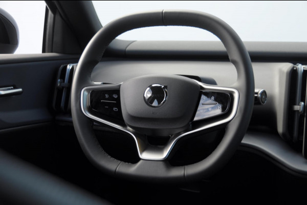 Volvo EX30 272PK Ext. Range Plus Adaptieve cruise control / BLIS / Parkeersensoren met camera / Elektrische achterklep / 20" velgen / Google infotainment / Keyless entry
