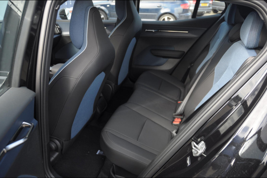 Volvo EX30 272PK Ext. Range Plus Adaptieve cruise control / BLIS / Parkeersensoren met camera / Elektrische achterklep / 20" velgen / Google infotainment / Keyless entry