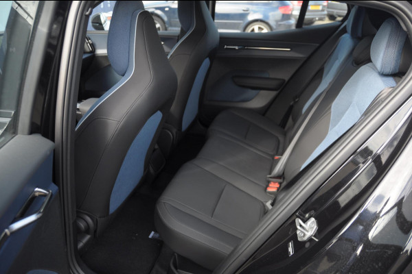 Volvo EX30 272PK Ext. Range Plus Adaptieve cruise control / BLIS / Parkeersensoren met camera / Elektrische achterklep / 20" velgen / Google infotainment / Keyless entry