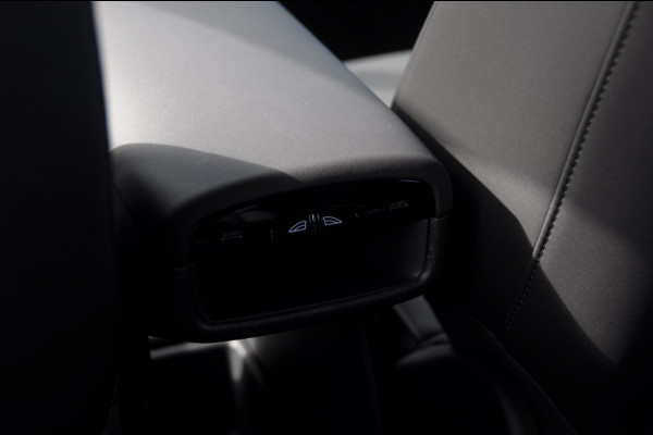 Volvo EX30 272PK Ext. Range Plus Adaptieve cruise control / BLIS / Parkeersensoren met camera / Elektrische achterklep / 20" velgen / Google infotainment / Keyless entry