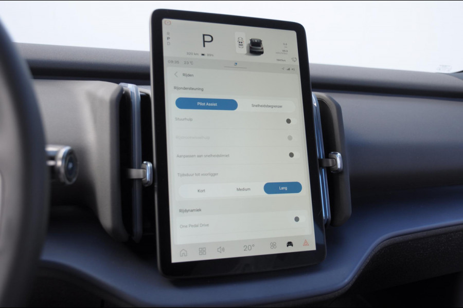 Volvo EX30 272PK Ext. Range Plus Adaptieve cruise control / BLIS / Parkeersensoren met camera / Elektrische achterklep / 20" velgen / Google infotainment / Keyless entry