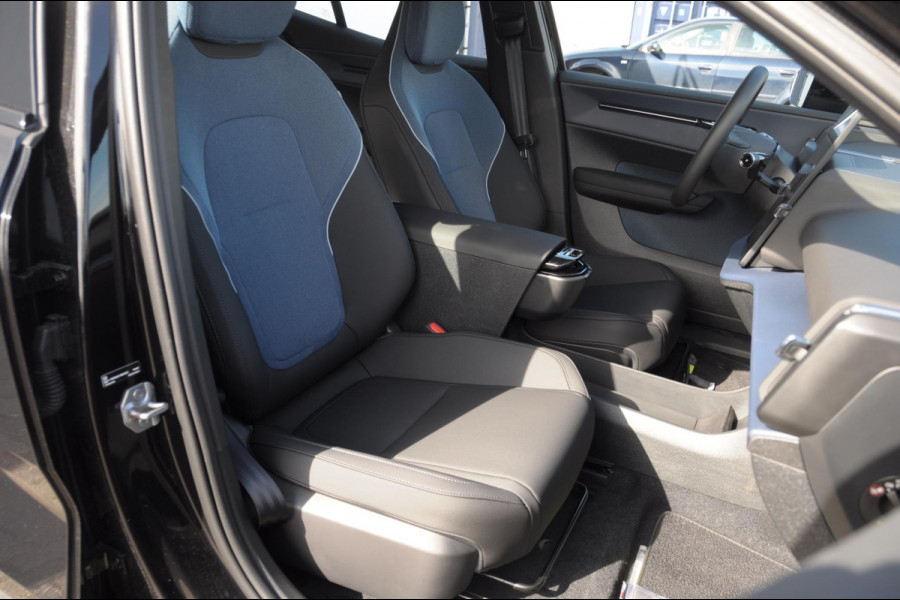 Volvo EX30 272PK Ext. Range Plus Adaptieve cruise control / BLIS / Parkeersensoren met camera / Elektrische achterklep / 20" velgen / Google infotainment / Keyless entry