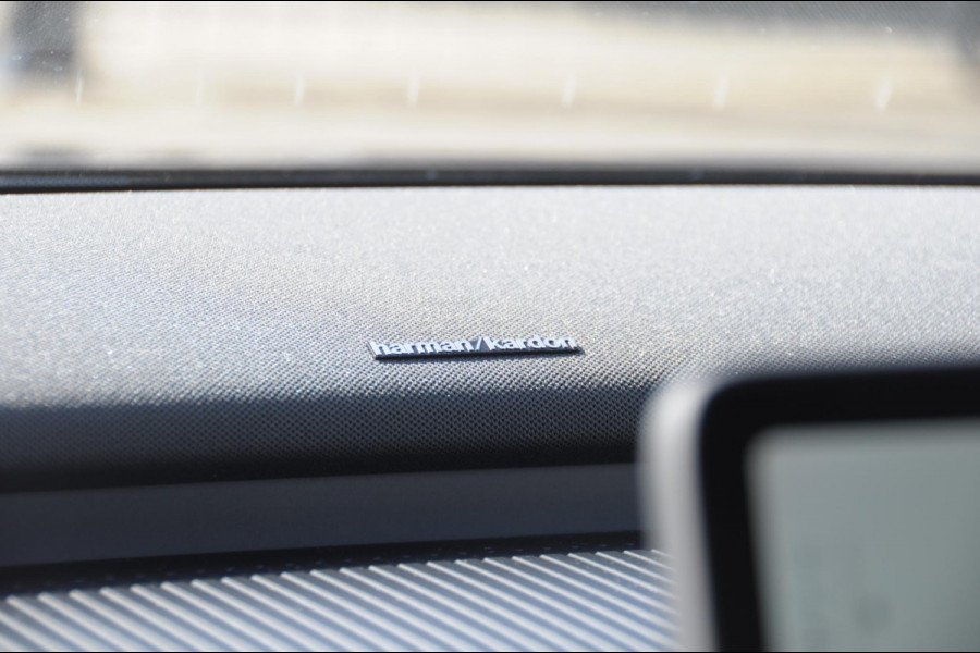 Volvo EX30 272PK Ext. Range Plus Adaptieve cruise control / BLIS / Parkeersensoren met camera / Elektrische achterklep / 20" velgen / Google infotainment / Keyless entry