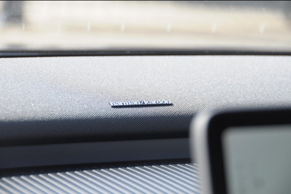 Volvo EX30 272PK Ext. Range Plus Adaptieve cruise control / BLIS / Parkeersensoren met camera / Elektrische achterklep / 20" velgen / Google infotainment / Keyless entry