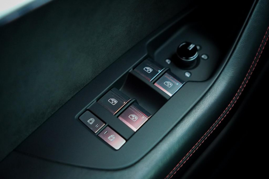 Audi A6 Avant RS 6 TFSI quattro / Pano / Dynamic+ / Keramisch / Nachtzicht / Valcona