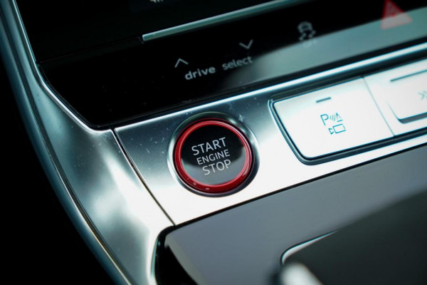 Audi A6 Avant RS 6 TFSI quattro / Pano / Dynamic+ / Keramisch / Nachtzicht / Valcona