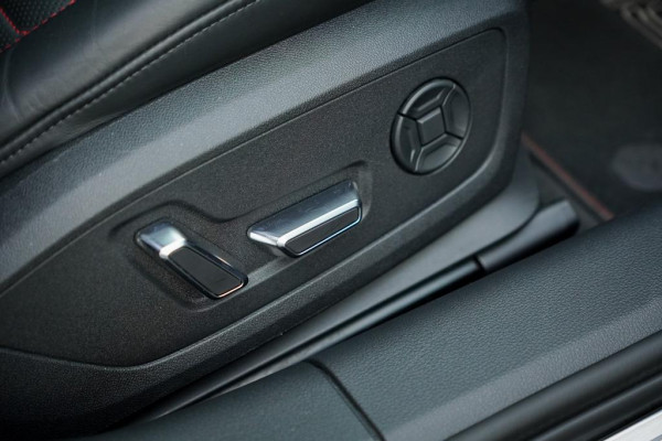 Audi A6 Avant RS 6 TFSI quattro / Pano / Dynamic+ / Keramisch / Nachtzicht / Valcona