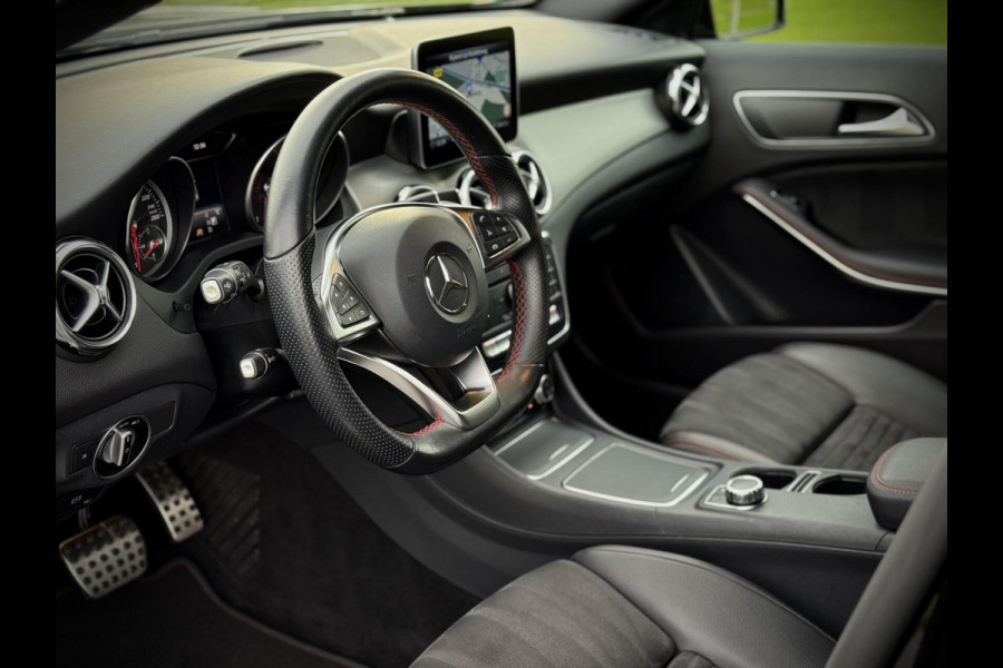 Mercedes-Benz GLA 180 AMG Panoramadak|Camera|Stoelverw.|Night pakket|Keyless-Go|