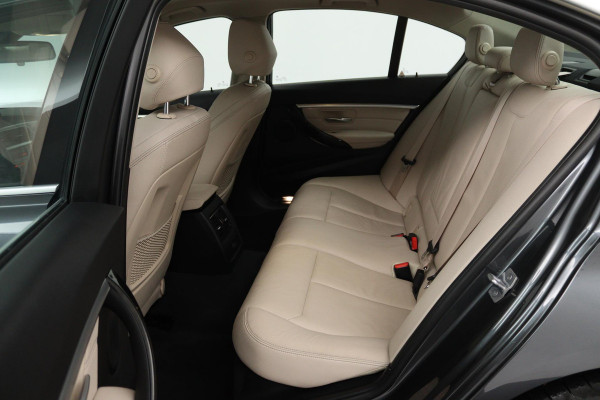 BMW 3 Serie 318i Luxury Edition (DEALER ONDERHOUDEN, PARKEERSENSOREN, NAVIGATIE, AUTOMAAT, CRUISE CONTROL)