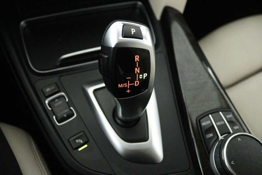 BMW 3 Serie 318i Luxury Edition (DEALER ONDERHOUDEN, PARKEERSENSOREN, NAVIGATIE, AUTOMAAT, CRUISE CONTROL)